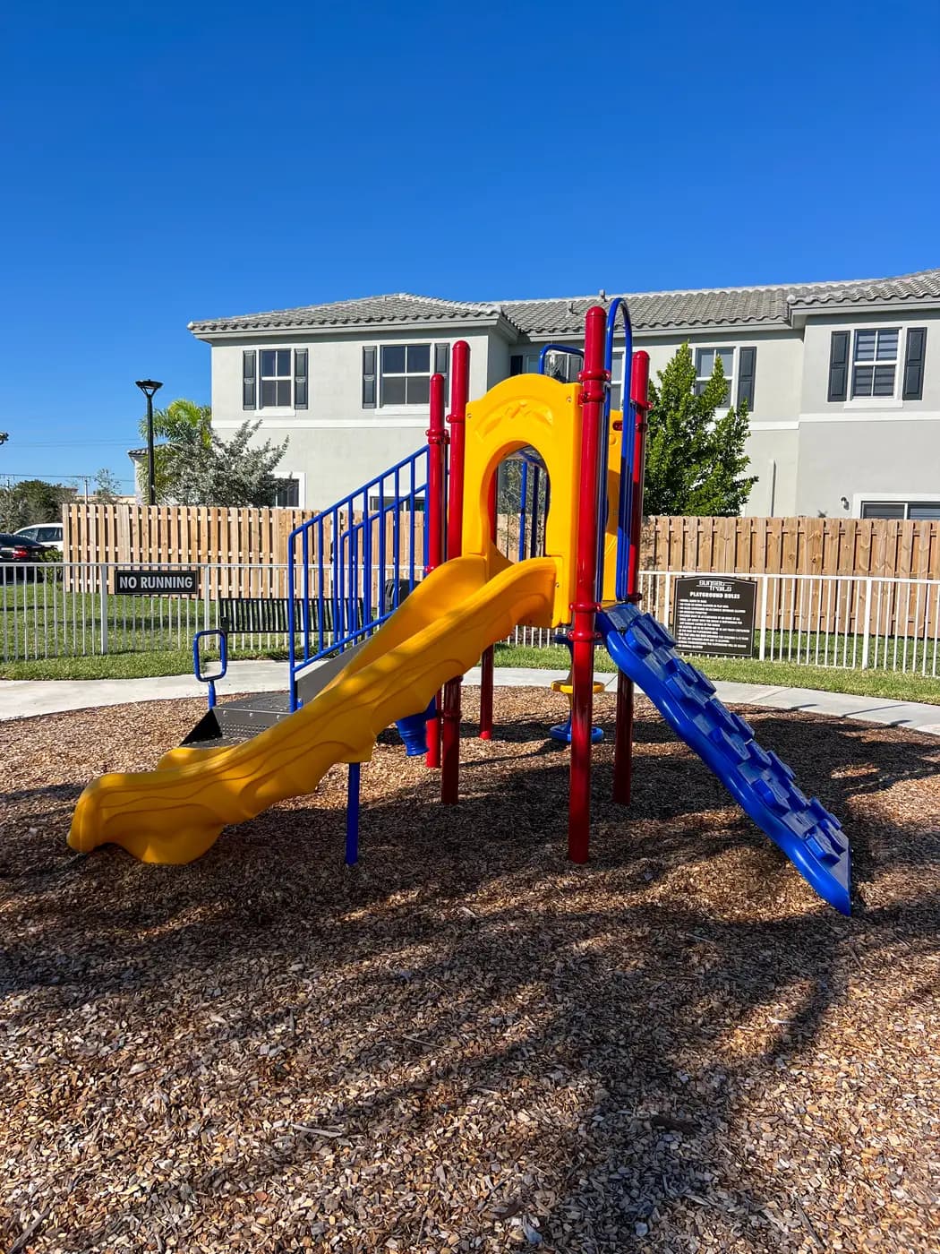 Compact play system with slide, tunnel and climbing wall