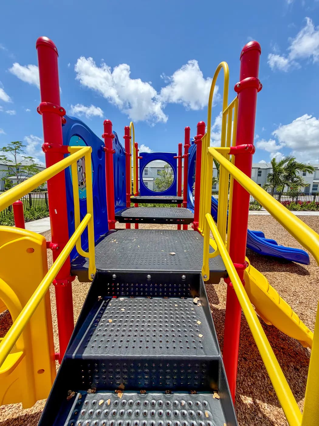 Red posts and tunnel on the Vivant play system