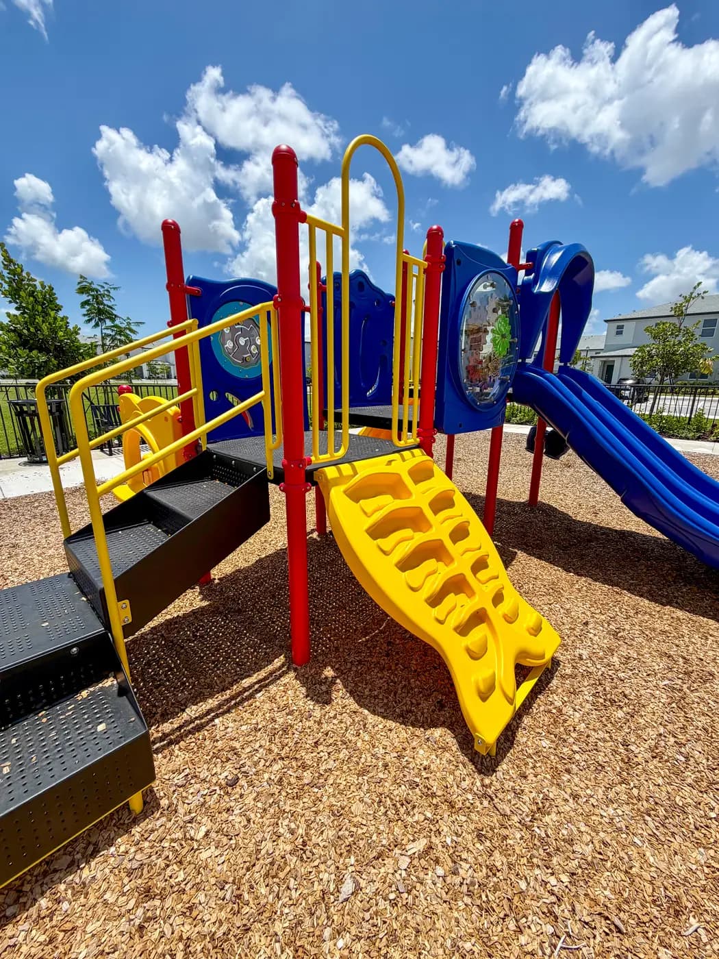 Vivant play system with climbing wall and blue slide